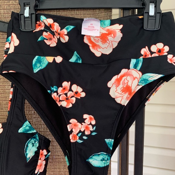 Two piece floral swimsuit - Picture 3 of 5